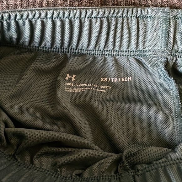 Under Armour athletic shorts, size can - Picture 2 of 2